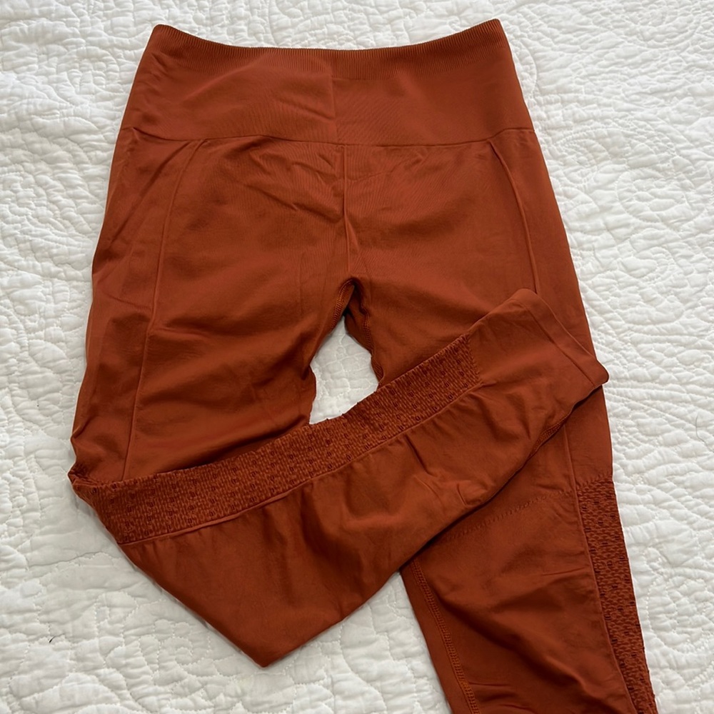 Small Burt orange fabletics